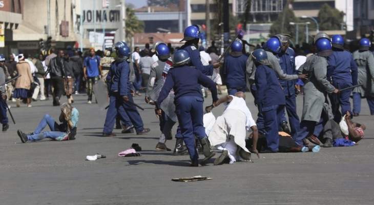 شرطة زيمبابوي فرقت بعنف متظاهرين معارضين احتجوا على تدهور الأوضاع الاقتصادية