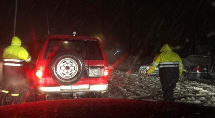 انقاذ مواطنين محتجزين داخل سياراتهم بسبب الثلوج على طريق عام زحلتا