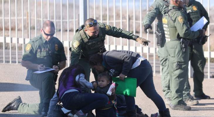 القوات الأميركية تحتجز مهاجرين أطفال على الحدود مع المكسيك