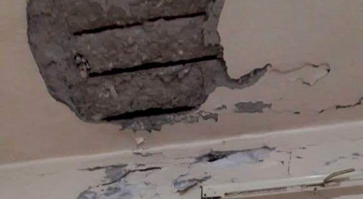 انهيار جزء من سقف مطبخ منزل الحاج محمود دهشة في عين الحلوة