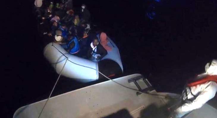 إنقاذ 28 مهاجرا غير نظامي قبالة سواحل تركيا الغربية بعد تعطل محرك قاربهم المطاطي