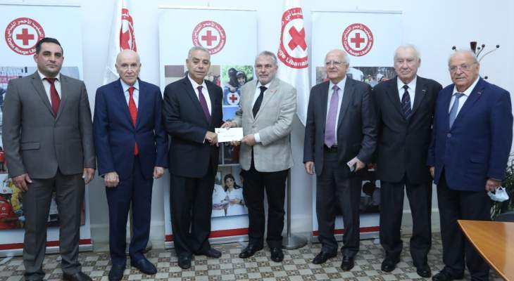 هبة مالية من "جمعية أعضاء جوقة الشرف" الفرنسية إلى بنوك الدم بالصليب الأحمر اللبناني