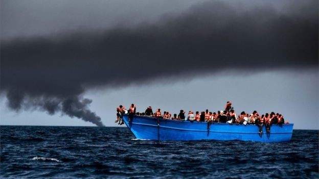  الغارديان: مهربون يجبرون لاجئين على القفز في المياه على سواحل اليمن