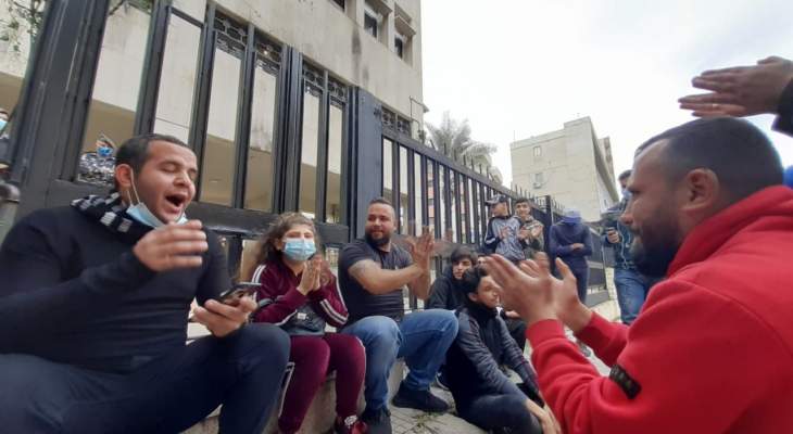 النشرة: اعتصام رمزي امام فرع مصرف لبنان في صيدا وسط اجراءات امنية