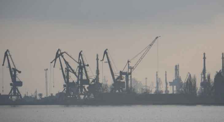"تاس": مغادرة أول سفينة شحنة محملة بالمعدن من ميناء ماريوبول بعد إزالة ​الألغام​ منه