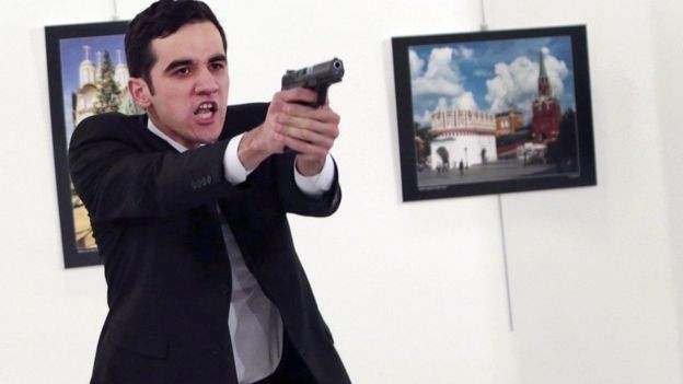 الغارديان: صورة قاتل السفير الروسي بتركيا تفوز بجائزة صورة العام
