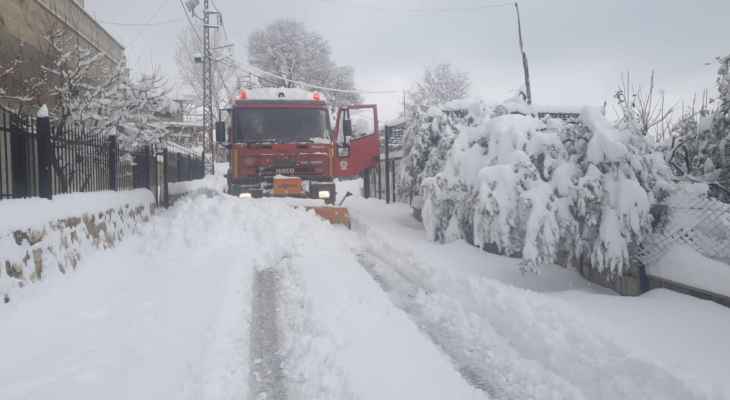 الدفاع المدني: إنقاذ مواطنين احتجزوا داخل سياراتهم جراء تراكم الثلوج في دوما