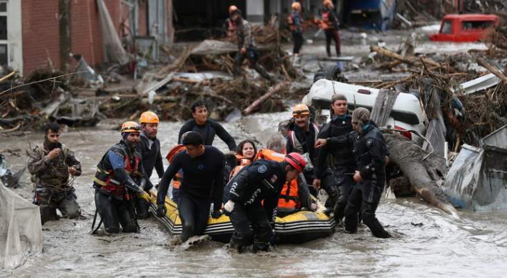 إرتفاع حصيلة قتلى فيضانات شمال تركيا إلى 40
