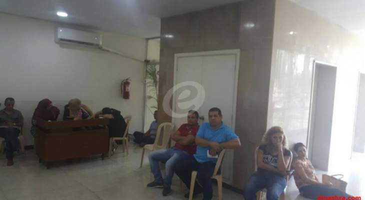 النشرة: المياومون يعتصمون امام مكتب المدير العام لمؤسسة كهرباء لبنان