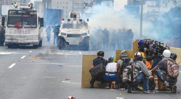 مقتل وإصابة 19 شخصا جراء مظاهرات وأعمال نهب غرب فنزويلا