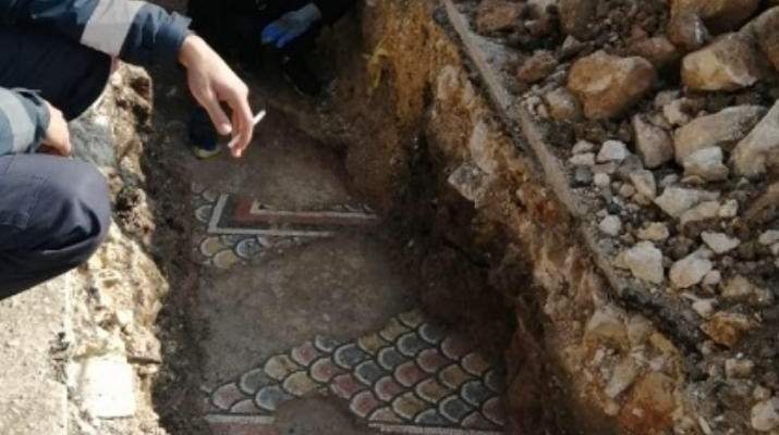 اكتشاف لوحات فسيفسائية من العهد الروماني أثناء عملية حفر بالسوق التجاري في بعلبك