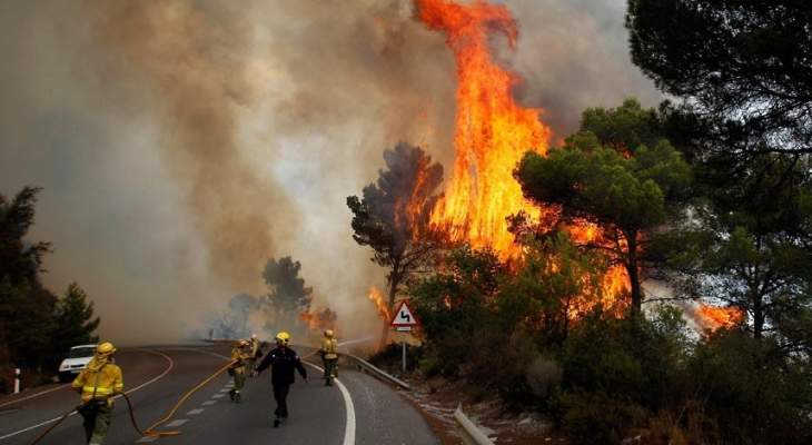 فرق الاطفاء تقترب من السيطرة على حريق غابات في غرب إسبانيا 