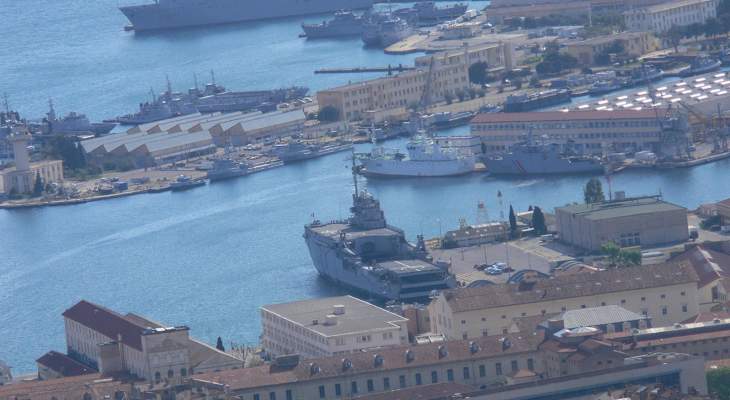 موقع "مينا ديفينس": الجزائر تتجه لمنع السفن العسكرية الفرنسية من الرسو في موانئها البحرية