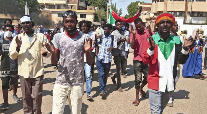 الأمن السوداني أطلق قنابل الغاز على المتظاهرين وسط الخرطوم