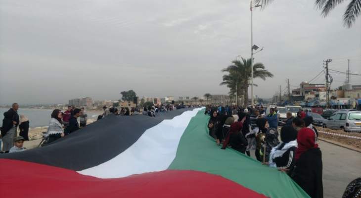 علم فلسطيني عملاق بطول 110 امتار عند مدخل صور تضامنا مع القدس