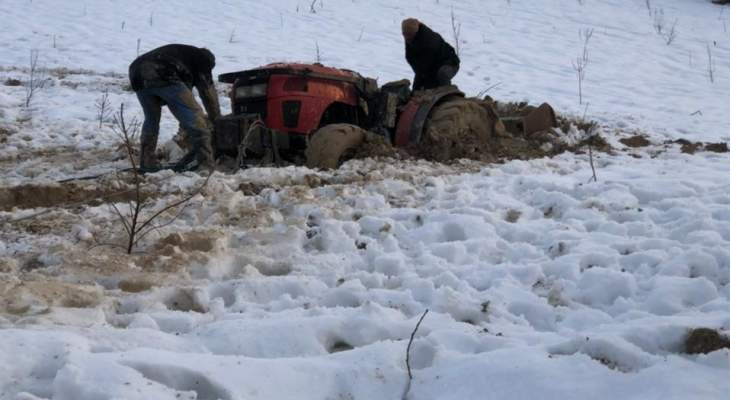 النشرة: عناصر من الدفاع المدني أنقذوا مواطنين احتُجزوا في أعالي الفرزل بسبب الثلوج