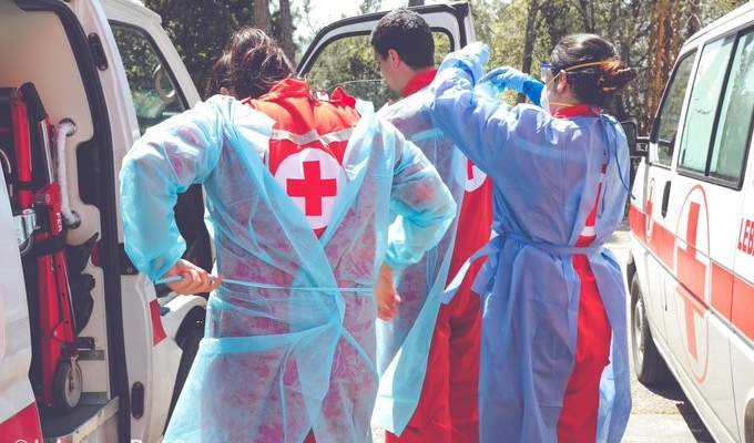 الصليب الأحمر: نقلنا 42 مصابا بكورونا لمستشفى بيروت و8 أطفال لمركز حجر