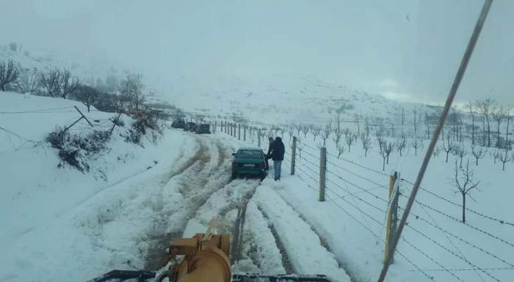 جرف ثلوج وإنقاذ مواطنين احتجزتهم الثلوج داخل 30 سيارة وشاحنة على طريق عام كفرسلوان- ترشيش