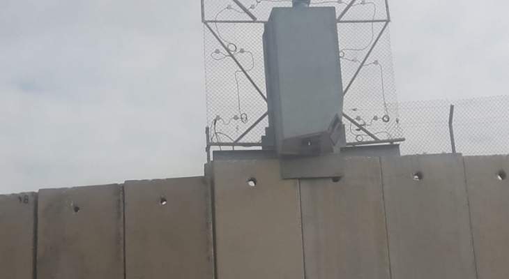 النشرة: الجيش الاسرائيلي باشر بتركيب ابراج للمراقبة على الجدار العازل الحدودي