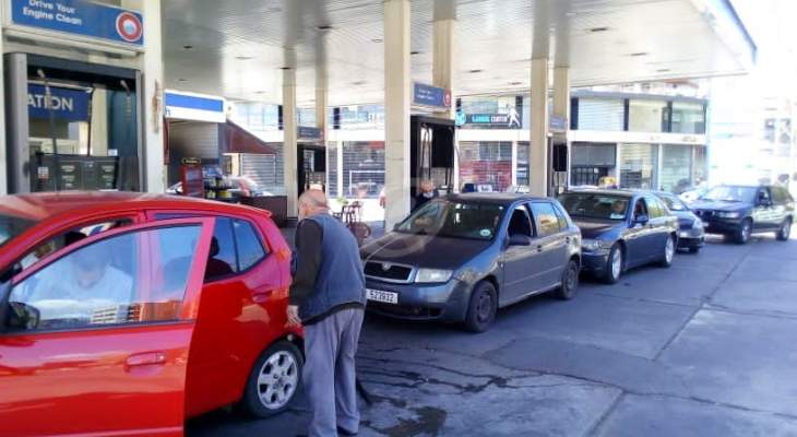 النشرة: السيارات اصطفت بطوابير أمام محطات الوقود في صيدا ومحال تجارية عدة أغلقت أبوابها