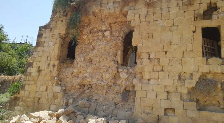 النشرة: انهيار جزء من الحائط الشرقي للسراي الشهابية في حاصبيا ولا اصابات