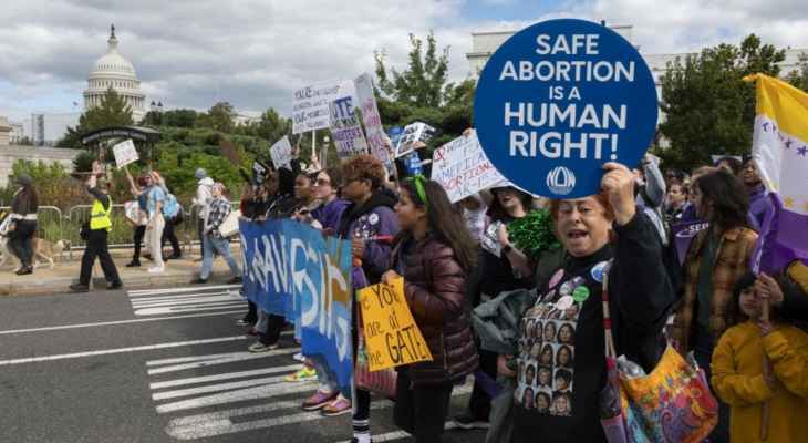مسيرة أمام الكونغرس الأميركي احتجاجا على إسقاط المحكمة العليا "الحق في الإجهاض"