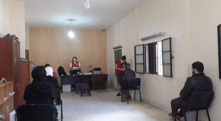 فريق من مفوضية اللاجئين أخذ عينات PCR لمئة نازح سوري في عكار
