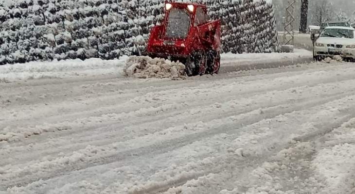 الدفاع المدني: تسهيل حركة المرور على طريق عام عين زحلتا التي غمرتها الثلوج