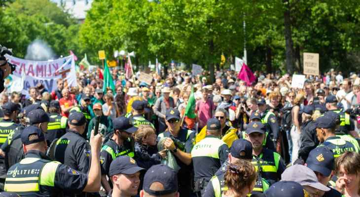 الشرطة الهولندية أوقفت نحو 1500 ناشط مناخي خلال تظاهرة تخللها إغلاق جزء من طريق سريع