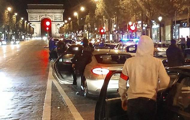 رجال الشرطة الفرنسية يقطعون طريق الشانزليزيه بعد التعدى على زملائهم 