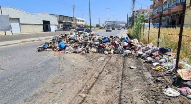قطع الطريق المؤدية إلى أوتوستراد المنية الدولي بسبب تراكم النفايات في ضهور المنية