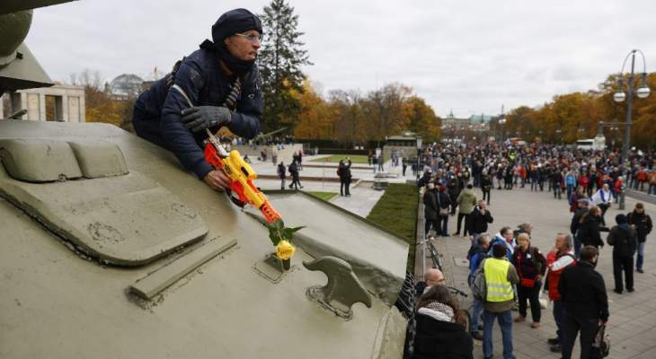 الشرطة الألمانية تستخدم خراطيم المياه لفض تظاهرة رافضة لتدابير الاغلاق في برلين