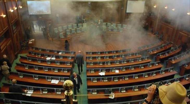 المعارضة في كوسوفو هاجمت مكاتب البرلمان بقنبلة مسيلة للدموع