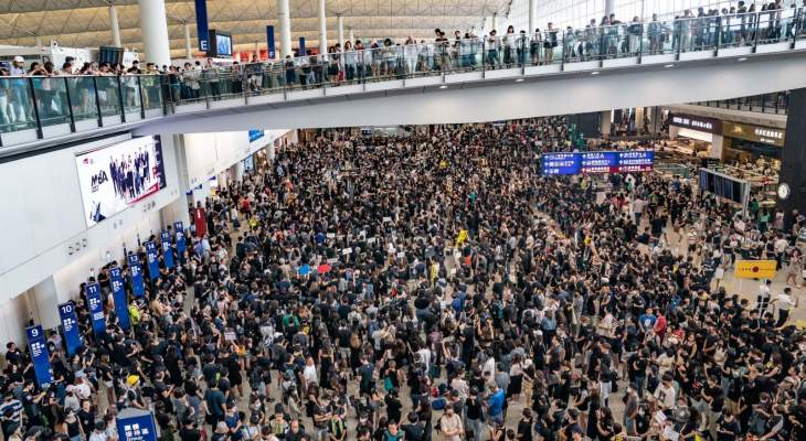 استئناف حركة الملاحة بمطار هونغ كونغ بعد دخول متظاهرين إلى باحته وإلغاء الرحلات