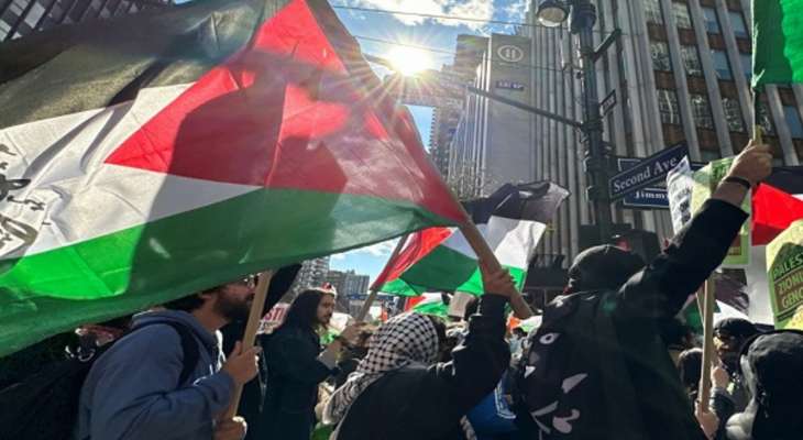 رويترز: متظاهرون داعمون لغزة يعتلون سطح البرلمان الأسترالي في كانبيرا للتنديد بالحرب الإسرائيلية