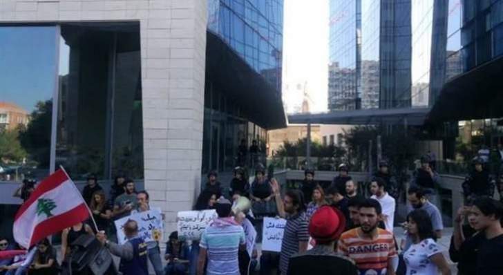 تجمّع لعدد من المحتجين أمام مبنيي&quot;تاتش&quot; و&quot;ألفا&quot; في وسط بيروت 