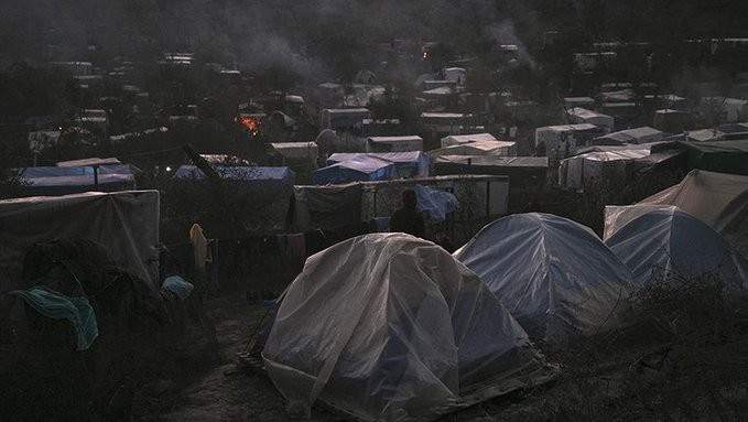 إخلاء أكبر مخيّم للاجئين في اليونان جزئياً إثر اندلاع حريق