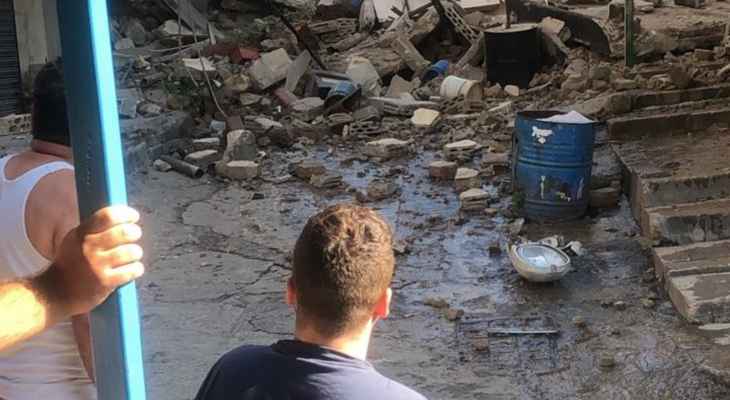انتشال طفلة تبلغ من العمر سنتين من تحت ركام المبنى المنهار في طرابلس