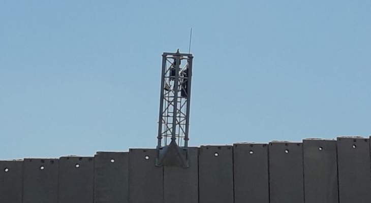 النشرة: الجيش الاسرائيلي يركب كاميرات فيديو على الجدار العازل المحيط بمستعمرة المطلة