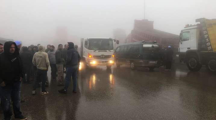 اعتصام لسائقي وأصحاب شاحنات على طريق بيروت- شتورا احتجاجًا على صعوبات تواجههم