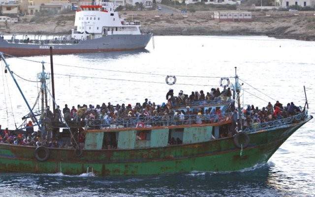 ديلي بيست: البحرية الايطالية تنتشل باخرة غارقة تضم مئات جثث اللاجئين