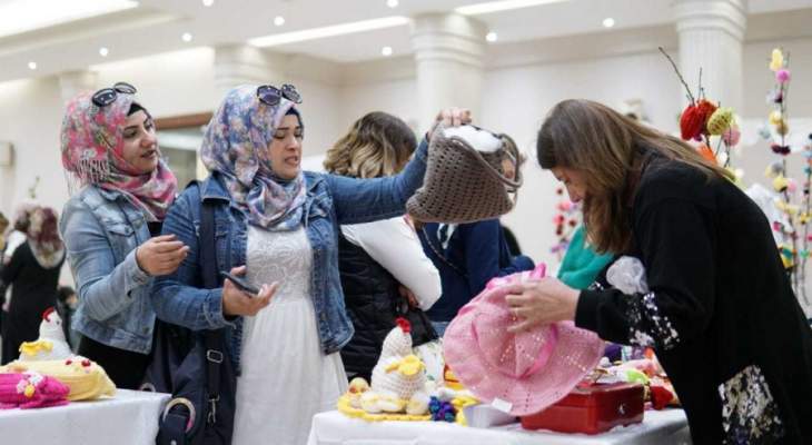 أشغال يدوية لسيدات عراقيات وسوريات في معرض "صوف" مستوصف السيدة- السبتية
