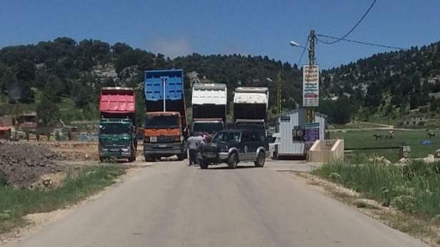  اعتصام لسائقي الشاحنات على طريق فنيدق الهرمل