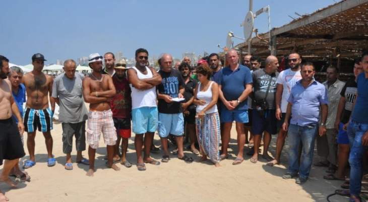 اصحاب المرافق السياحية في صور يحتجون ردا على الشائعات التي طالت شاطئ مدينة صور 