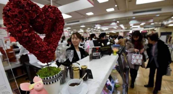 تشجيع رجال اليابان على الحب في"عيد العشاق" 