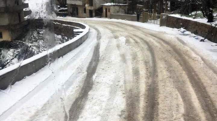 الدفاع المدني: تسهيل حركة المرور في حردين وعلى طريق عام السفيرة التي غمرتها الثلوج