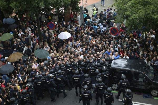 الشرطة الإسبانية تطلق رصاص مطاطي على متظاهري انفصال كاتالونيا