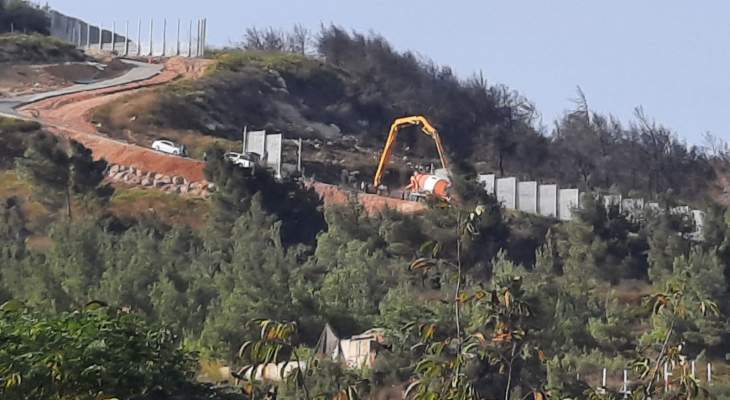 النشرة: الجيش الاسرائيلي يستانف تركيب أعمدة حديدية عند السياج مقابل العديسة