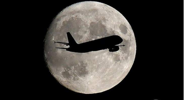 صورة مذهلة لطائرة ركاب تمر بجانب القمر