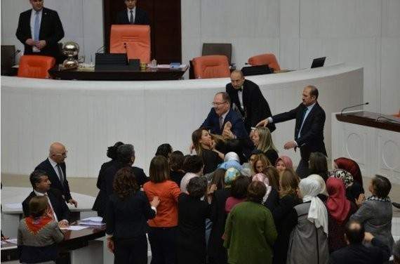 نائبات تركيات حولت البرلمان لحلبة مصارعة